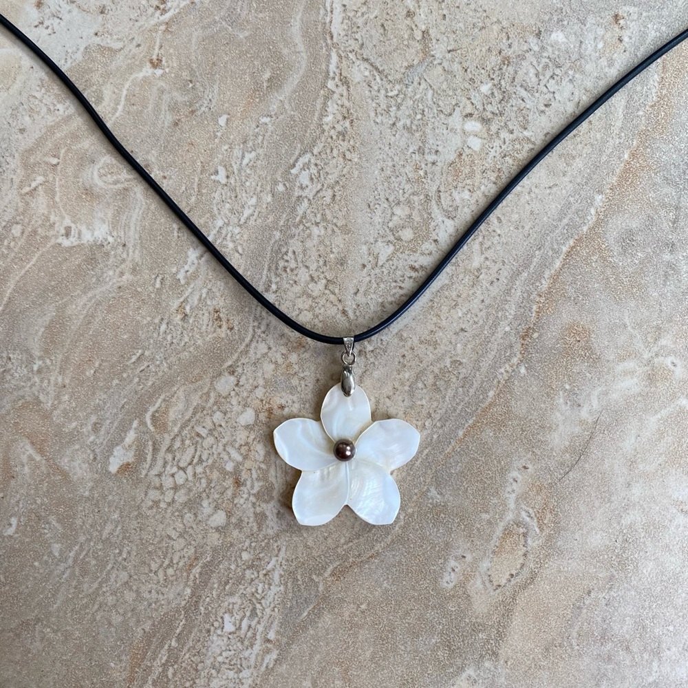 NWOT Seashell White Flower Pendant Necklace (18” Cord) - Picture 2 of 5